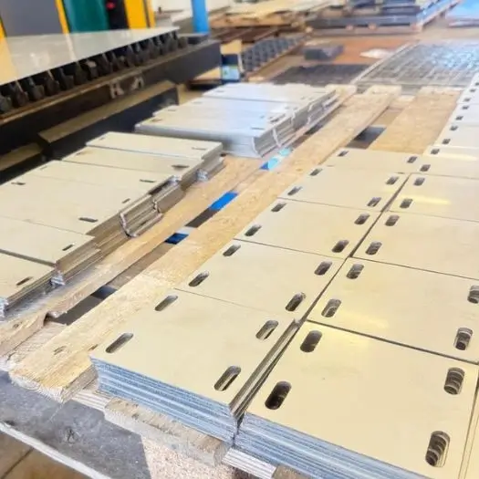 Pravolinijsko CNC sečenje lima na industrijskim makazama – Metal Inox Čačak