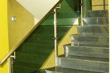 SP 16 staklena ograda za unutrašnje stepenište